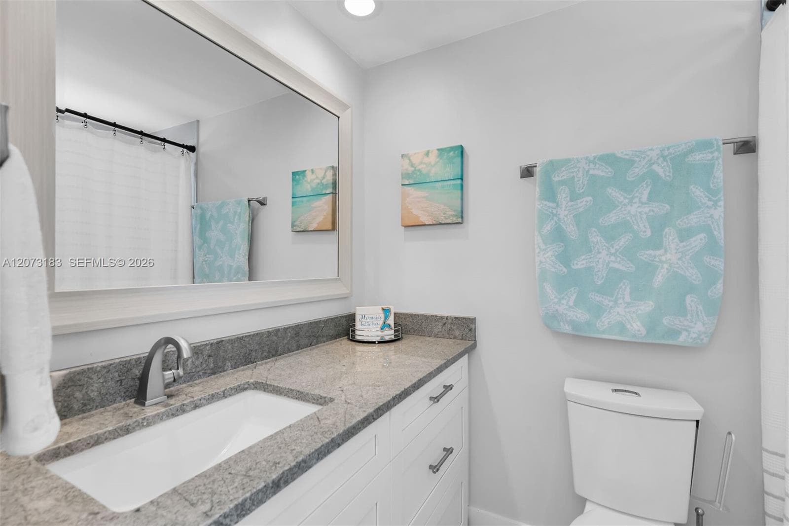 Large 2nd primary bath with bathtub