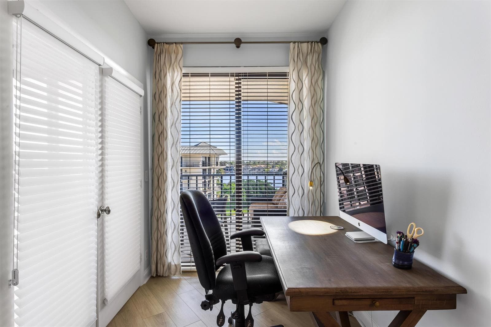 PRIMARY_BEDROOM_DESK