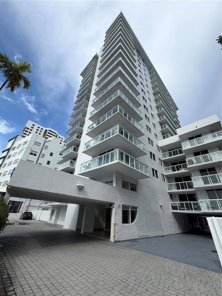 The Royal Club Condo · #1405 in Miami Beach - Photo 1