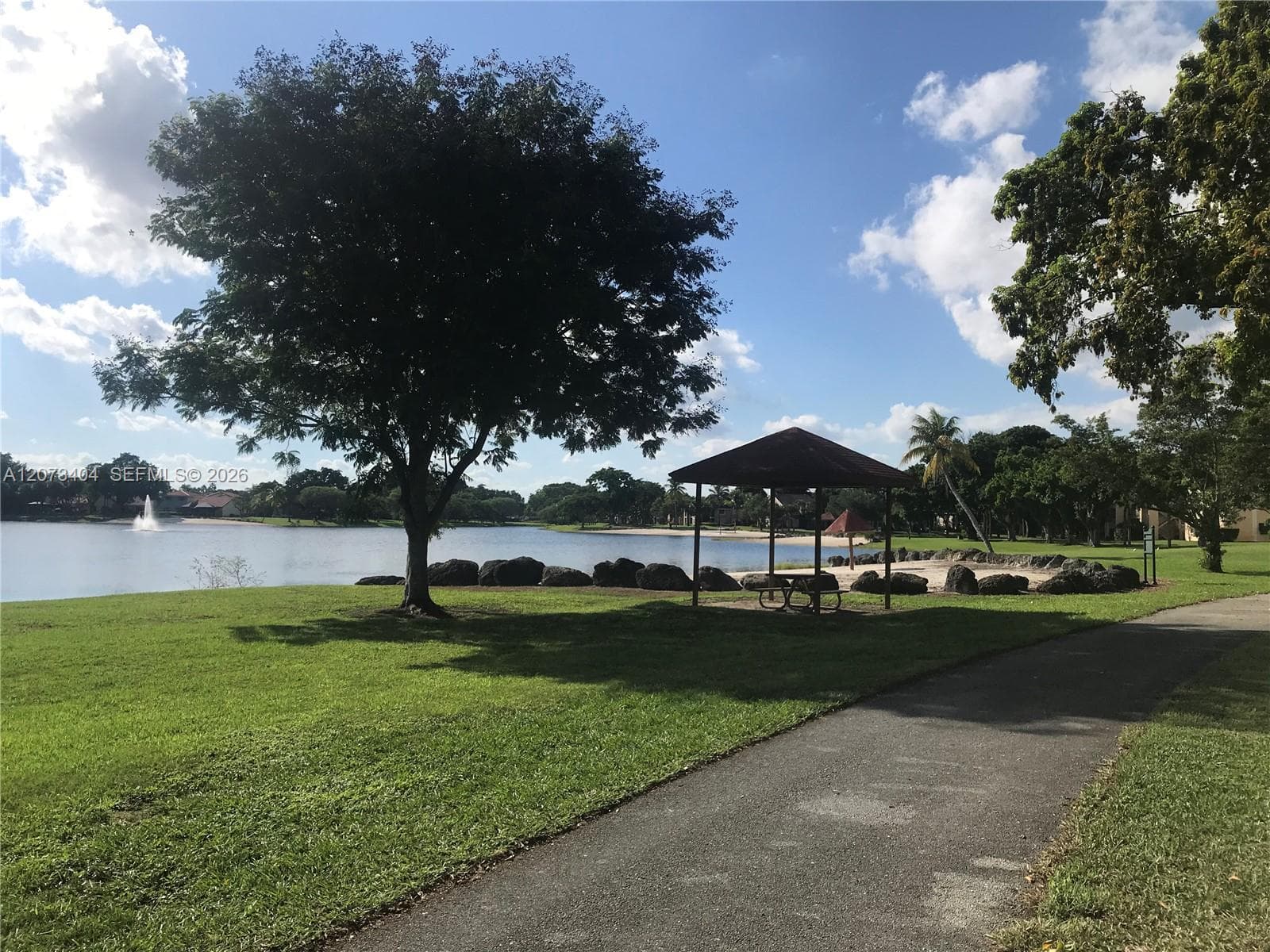 ANOTHER VIEW OF THE TRAIL CLOSE TO ONE OF THE FOUNTAINS