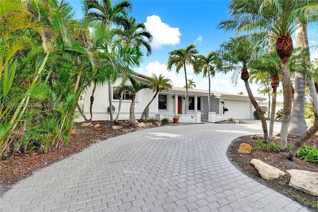 612 Hibiscus Dr photo 2