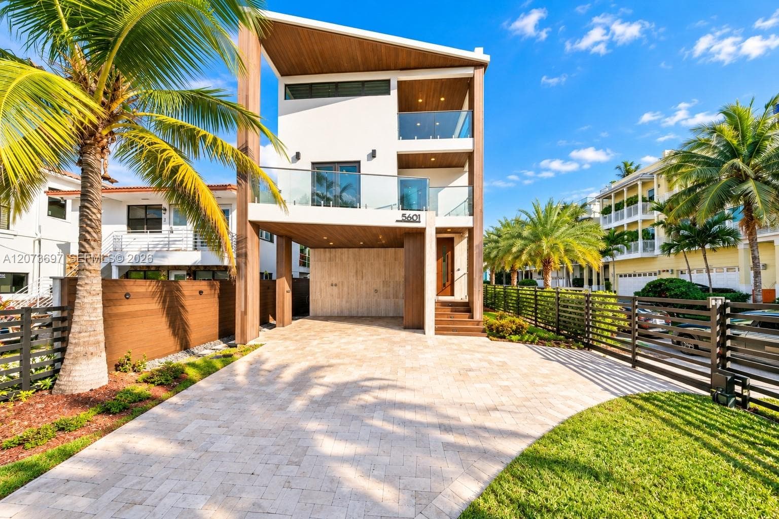 5601 N Ocean Dr photo 2