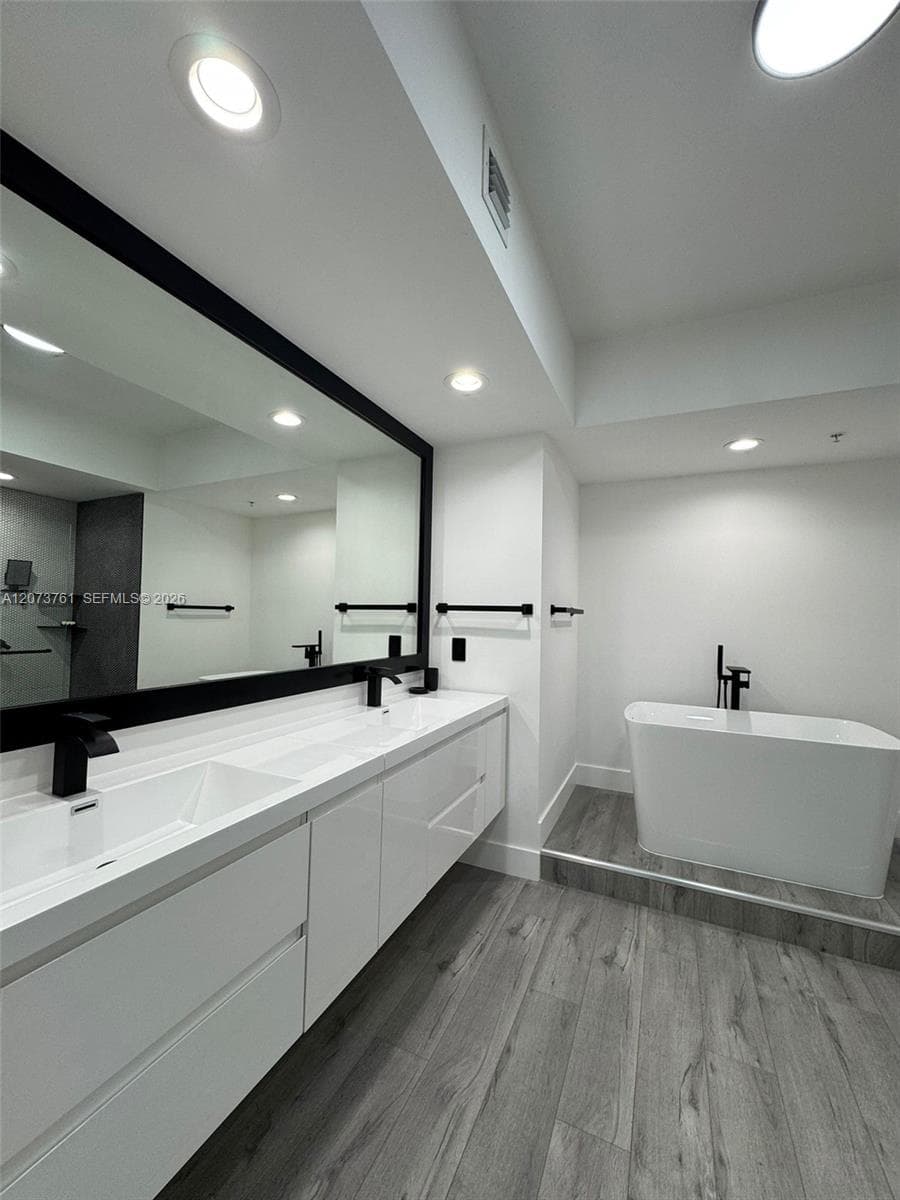 THE OAKS I CONDO · #1403 in North Miami - Photo 1