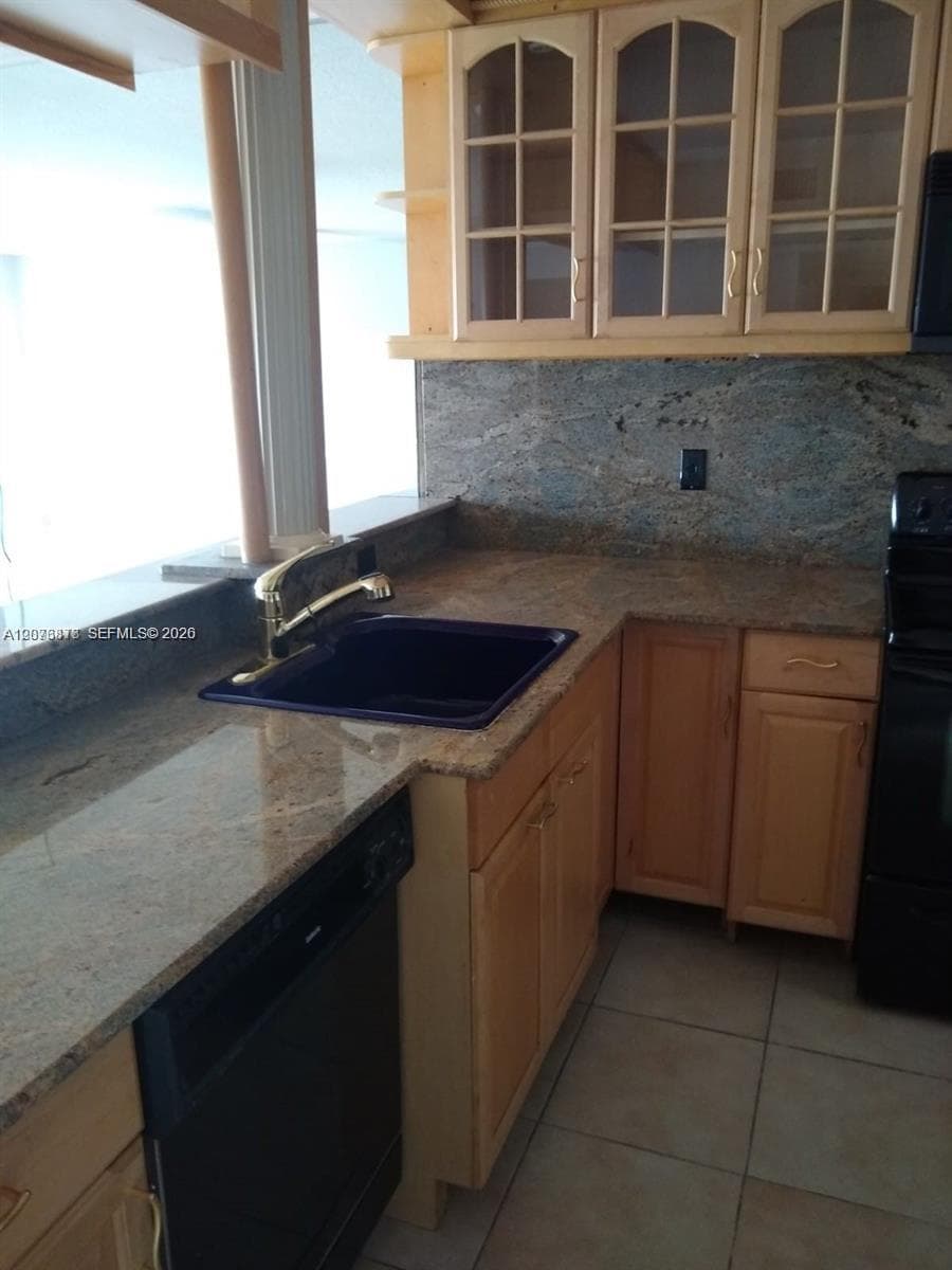 OCEAN VIEW TOWERS CONDO · #211 in Hallandale Beach - Photo 5