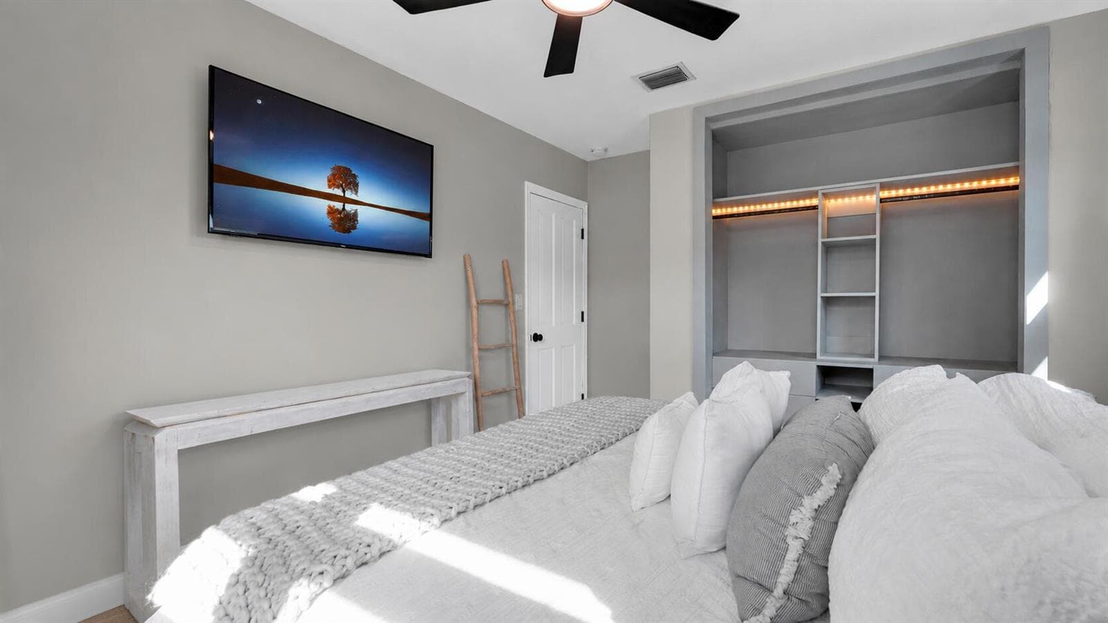 935 Chat Guest Room Pic 2
