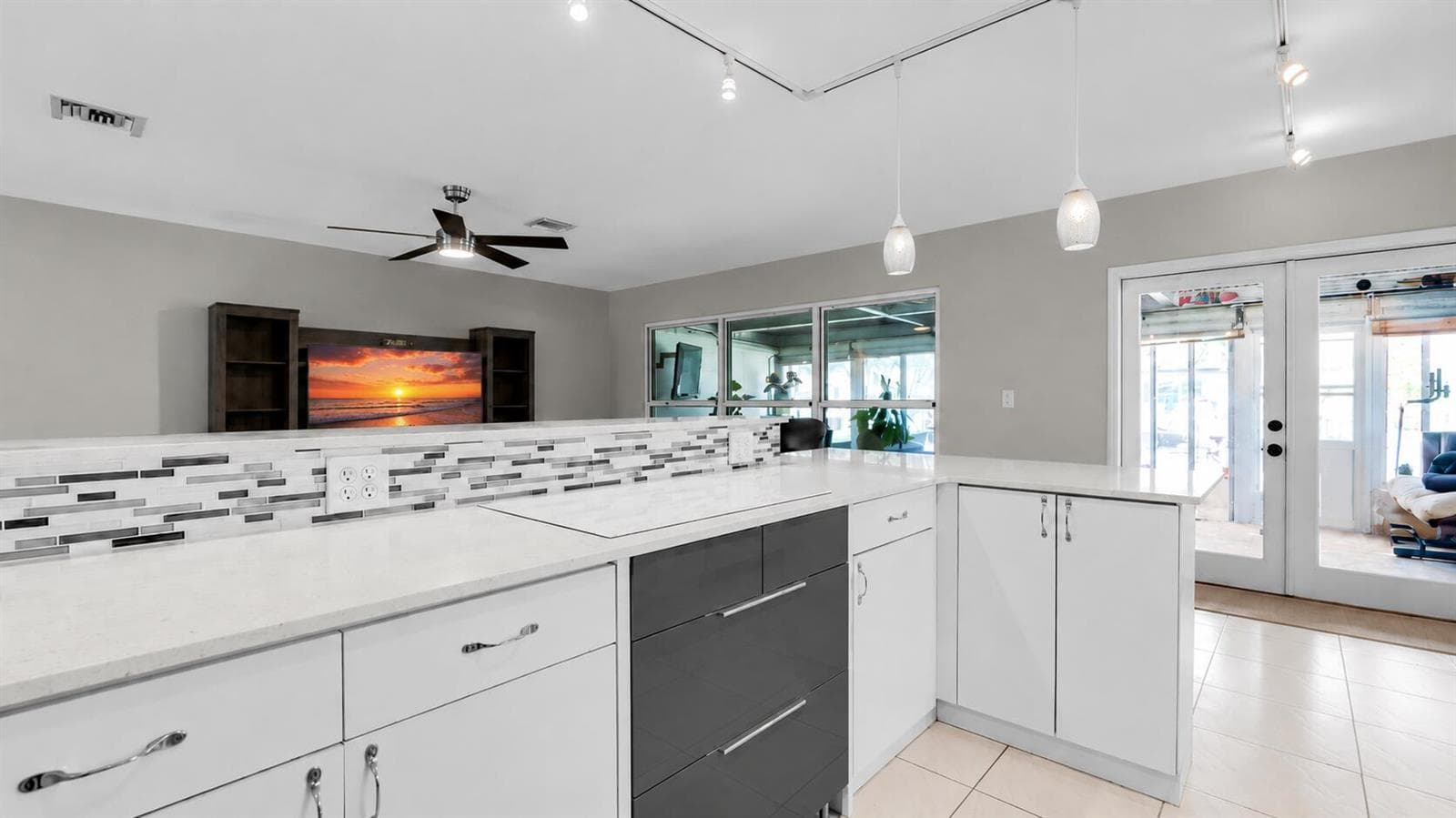 935 chat Living room: kitchen