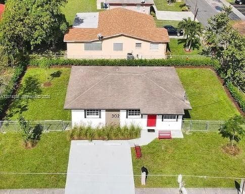 302 NW 9th St photo 2