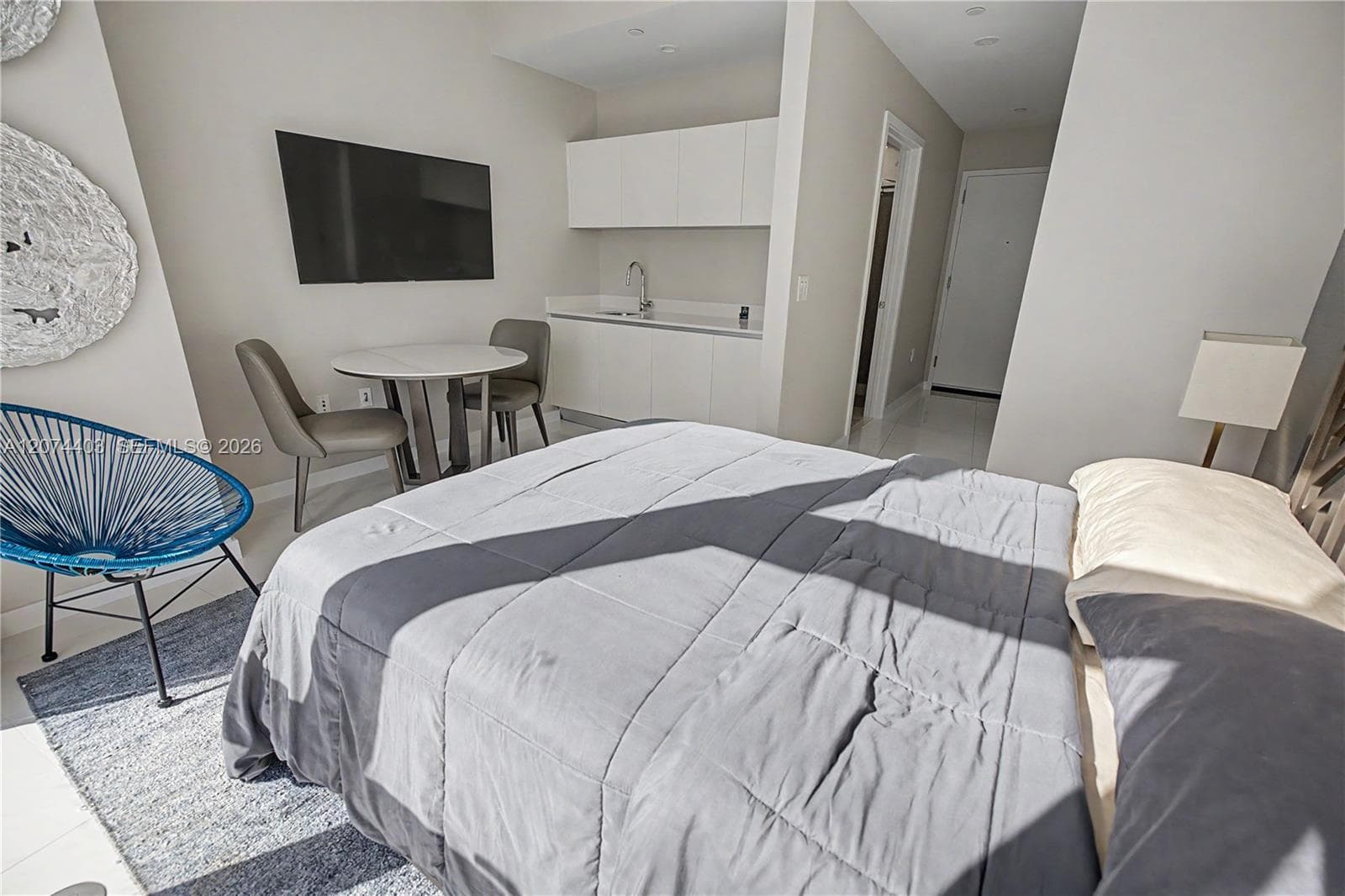 Private guest suite with separate entrance, sitting area