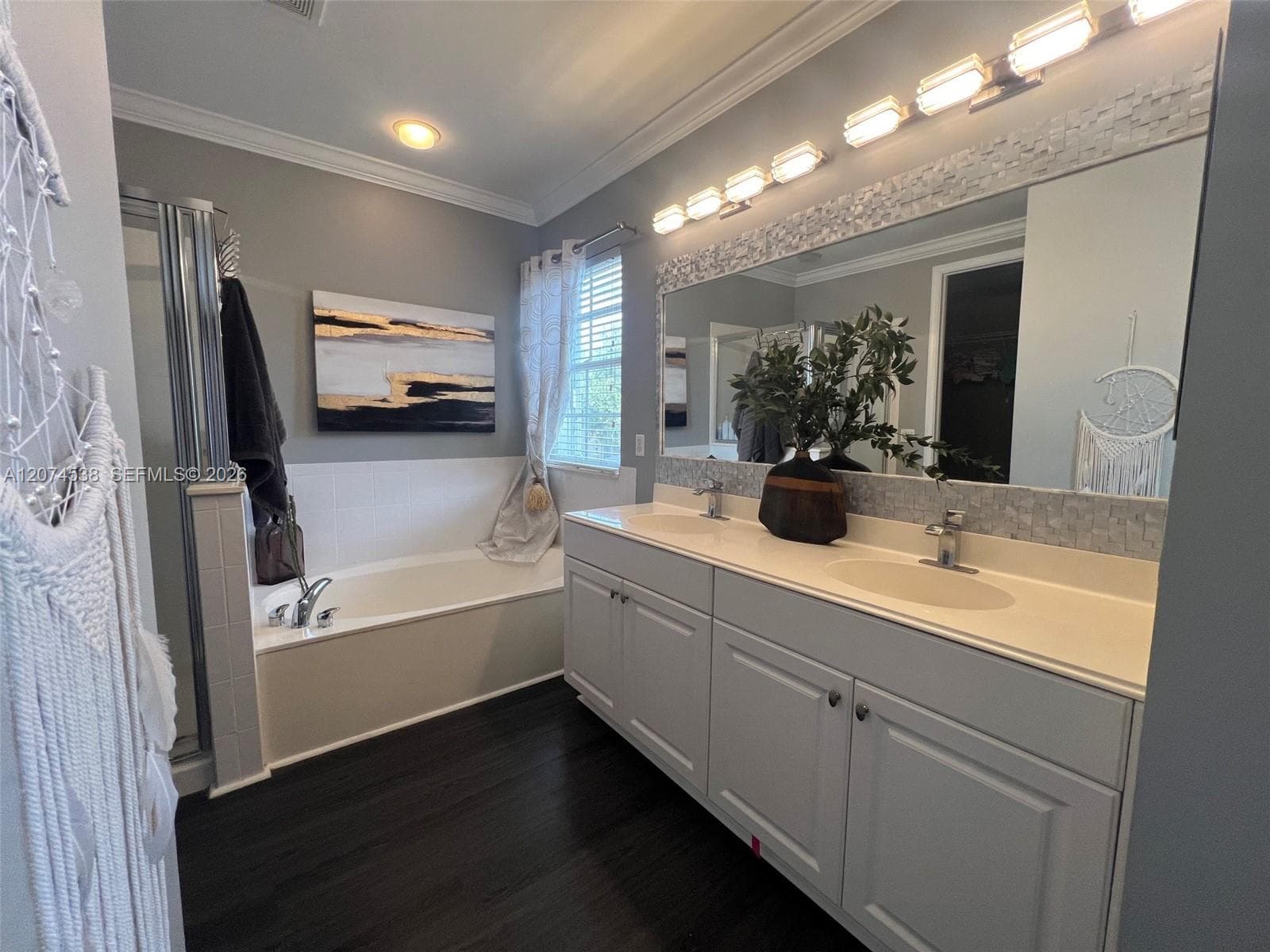 MASTER BEDROOM BATHROOM