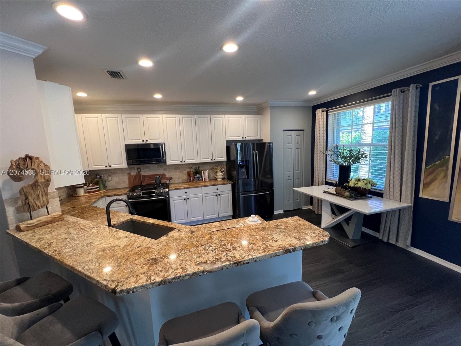 KITCHEN & COUNTER