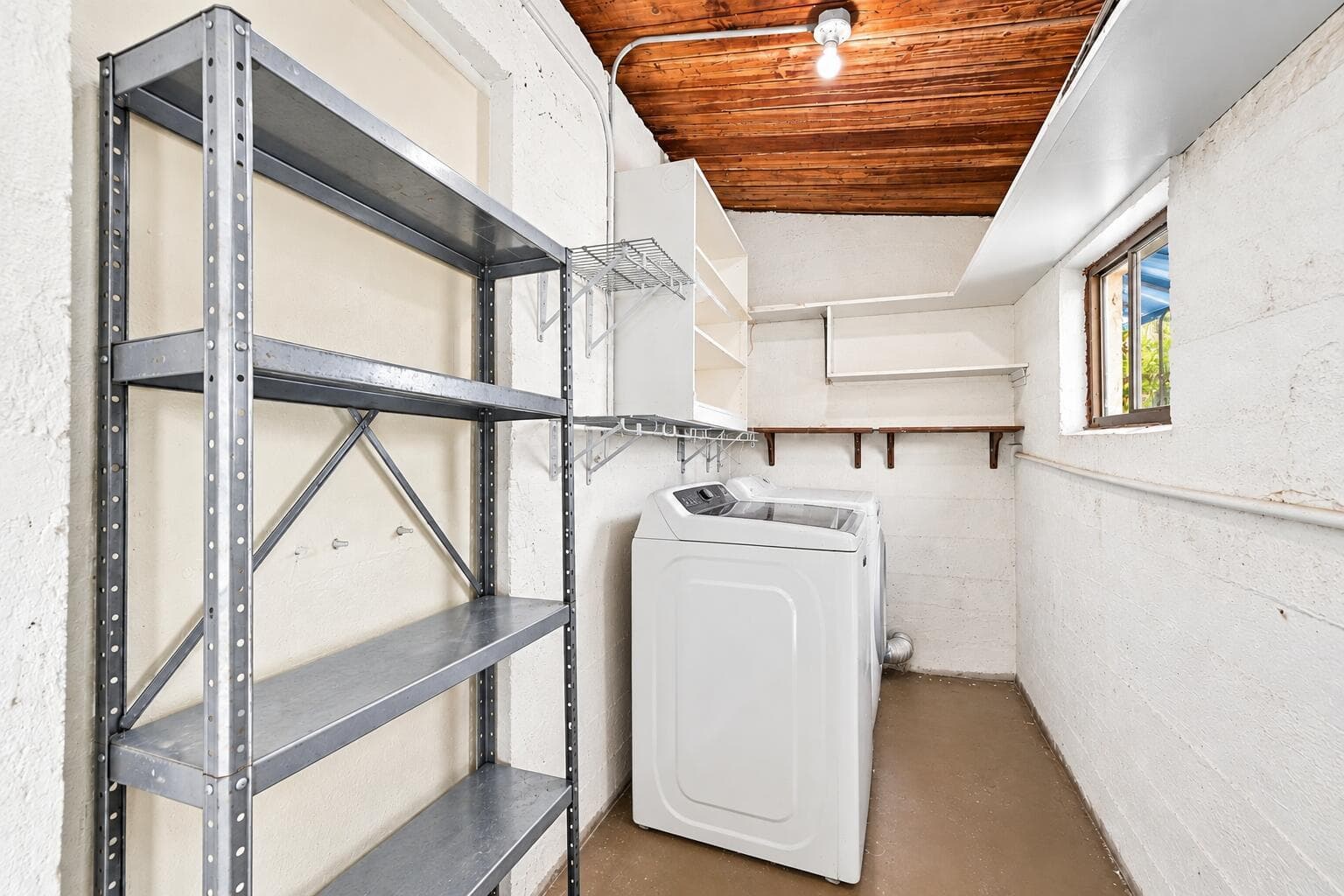 DECLUTTERED UTILITY ROOM