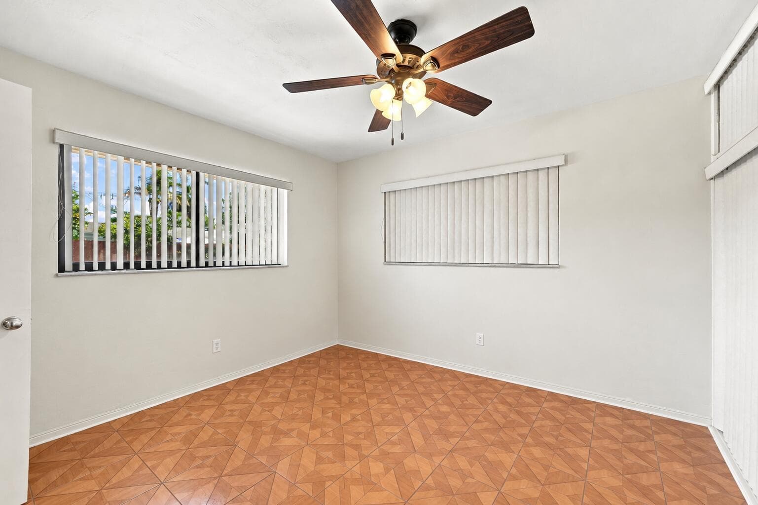 EMPTY BEDROOM 1 (1)