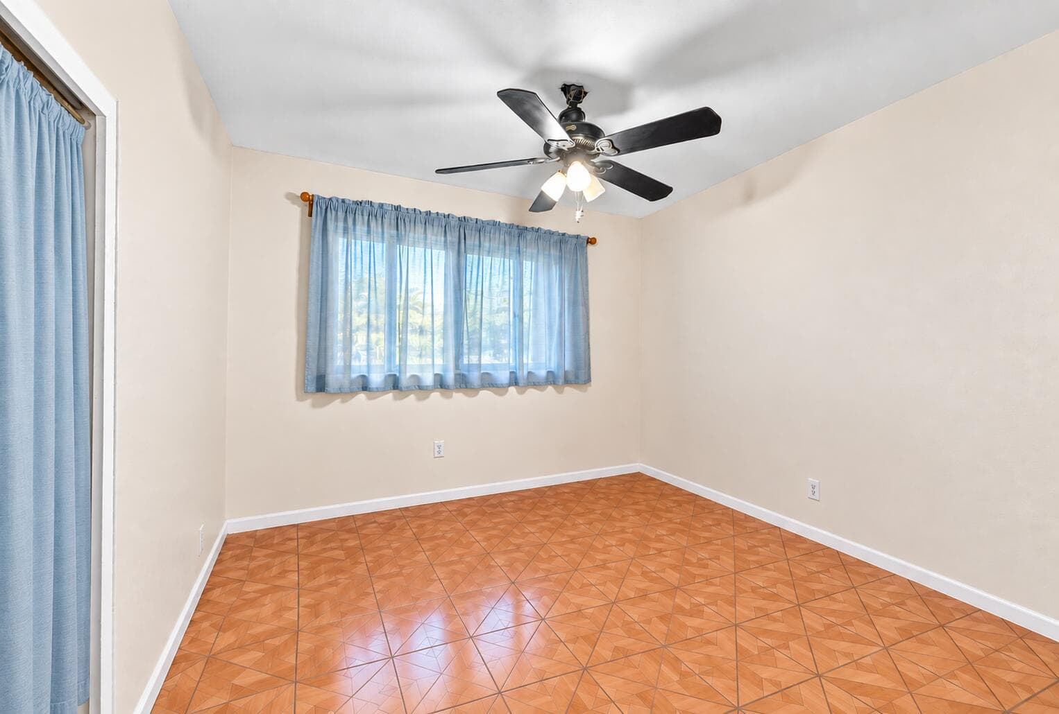 EMPTY BEDROOM 3