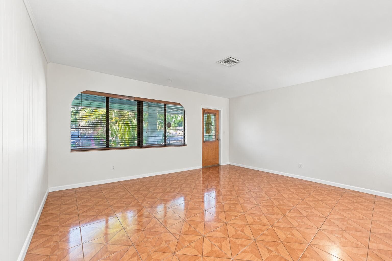 EMPTY LIVING ROOM
