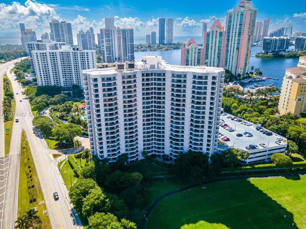 PARC CENTRAL AVENTURA SOU · #502 in Aventura - Photo 2
