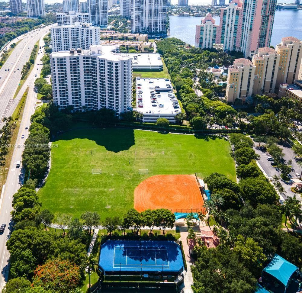 PARC CENTRAL AVENTURA SOU · #502 in Aventura - Photo 3