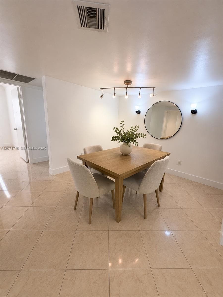 ROZLAND CONDO · #17-14 in Miami - Photo 4