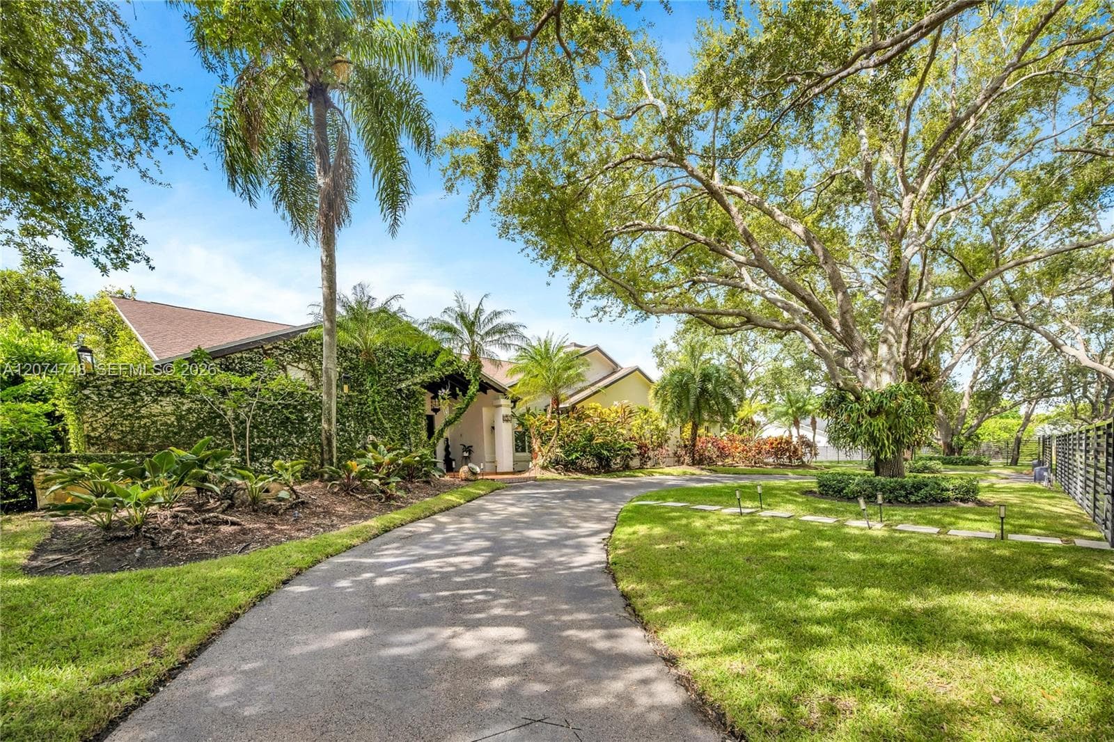 8440 SW 182nd Ter photo 3