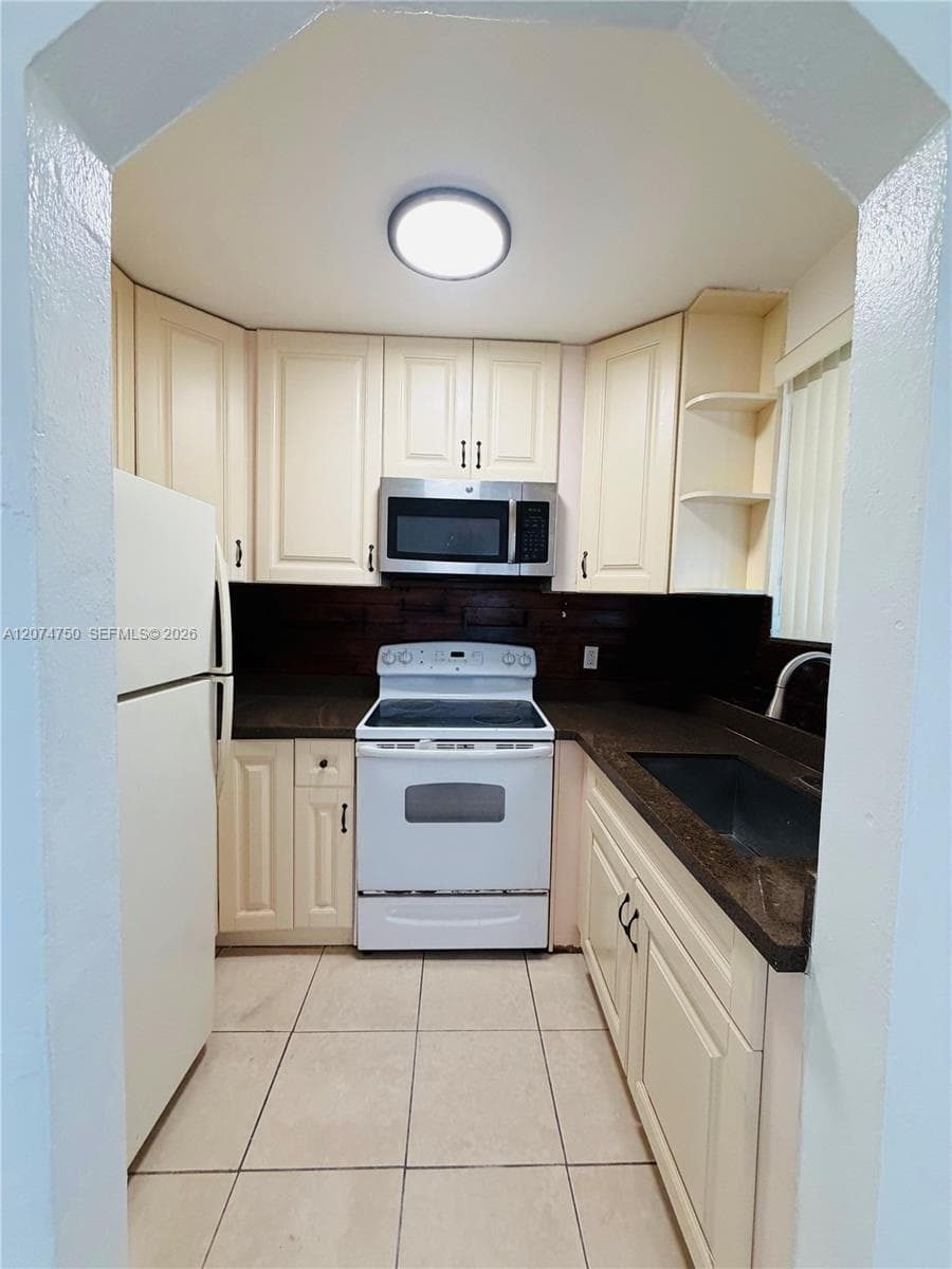 GOLFVIEW APTS CO-OP · #15 in Hollywood - Photo 2