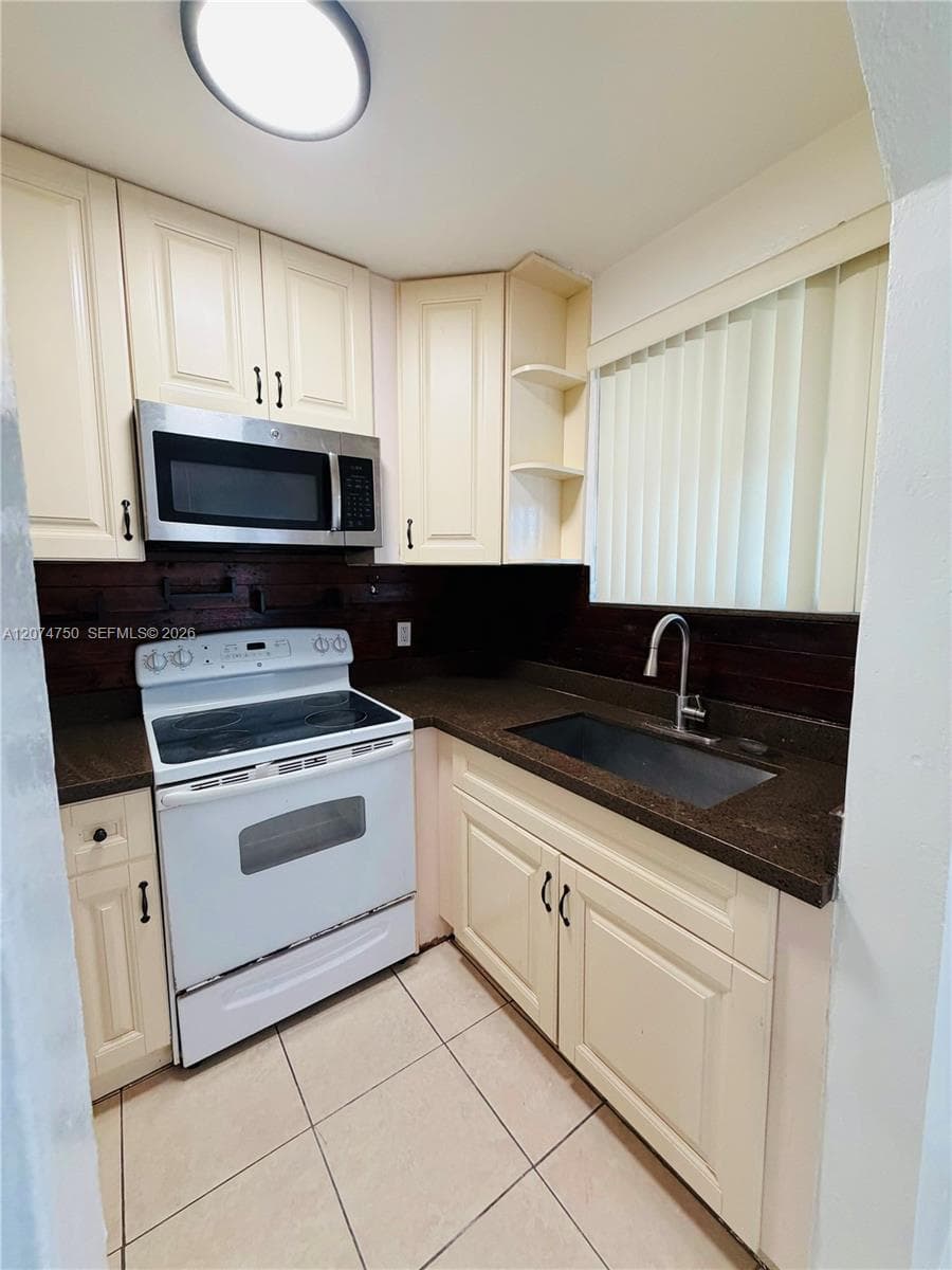 GOLFVIEW APTS CO-OP · #15 in Hollywood - Photo 3