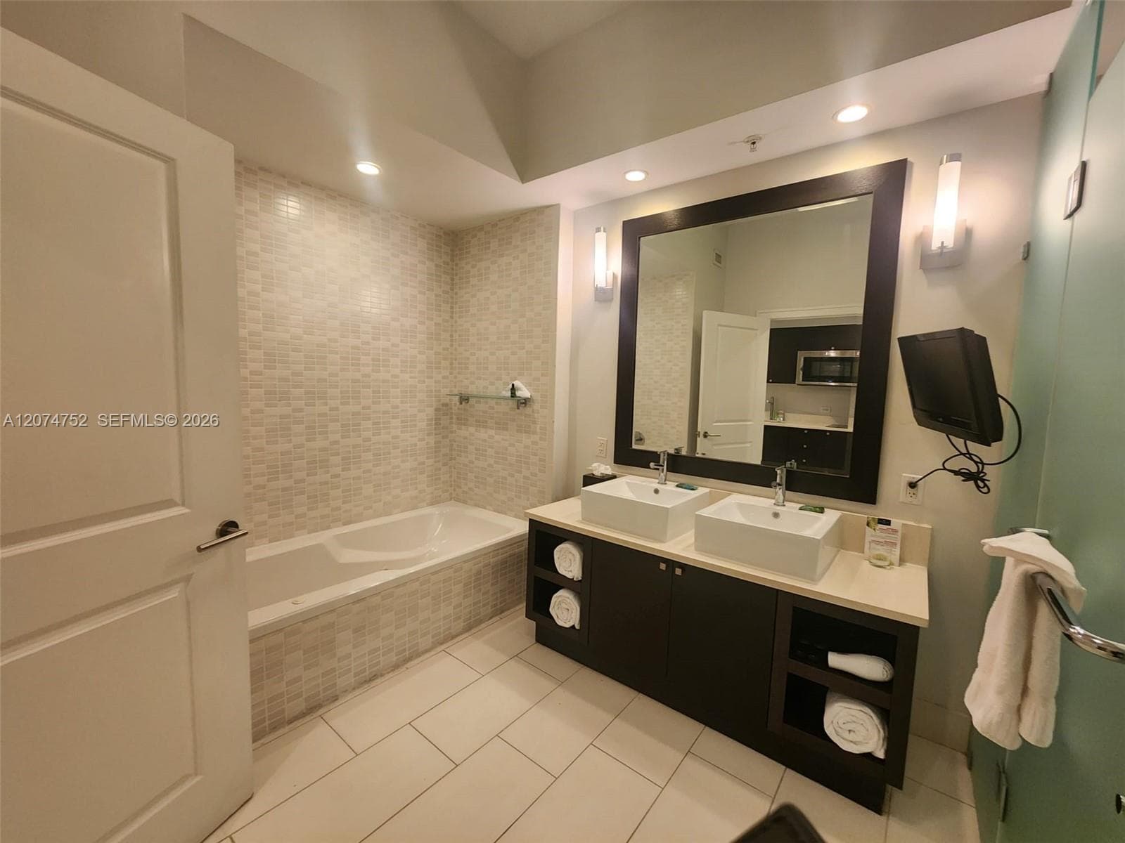 THE BLUE A RESORT HOTEL C · #614 in Doral - Photo 9