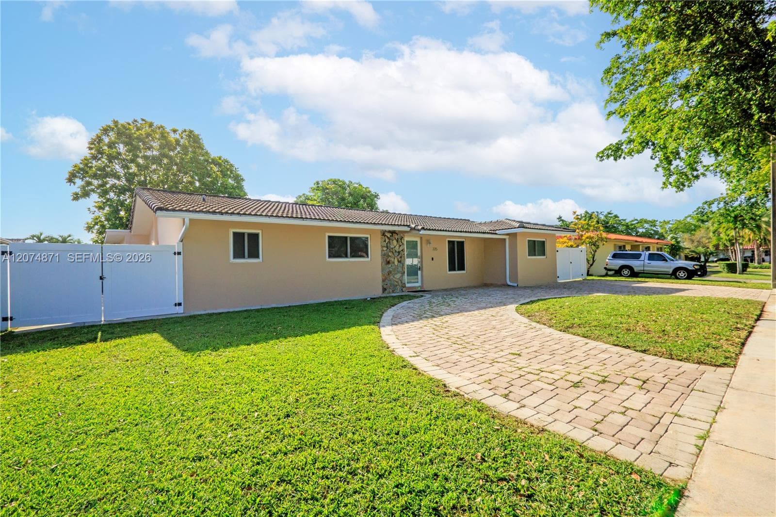 225 SW 102nd Pl photo 4