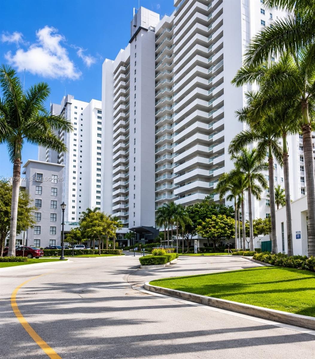 ONE FIFTY ONE AT BISCAYNE · #1601 in North Miami - Photo 19