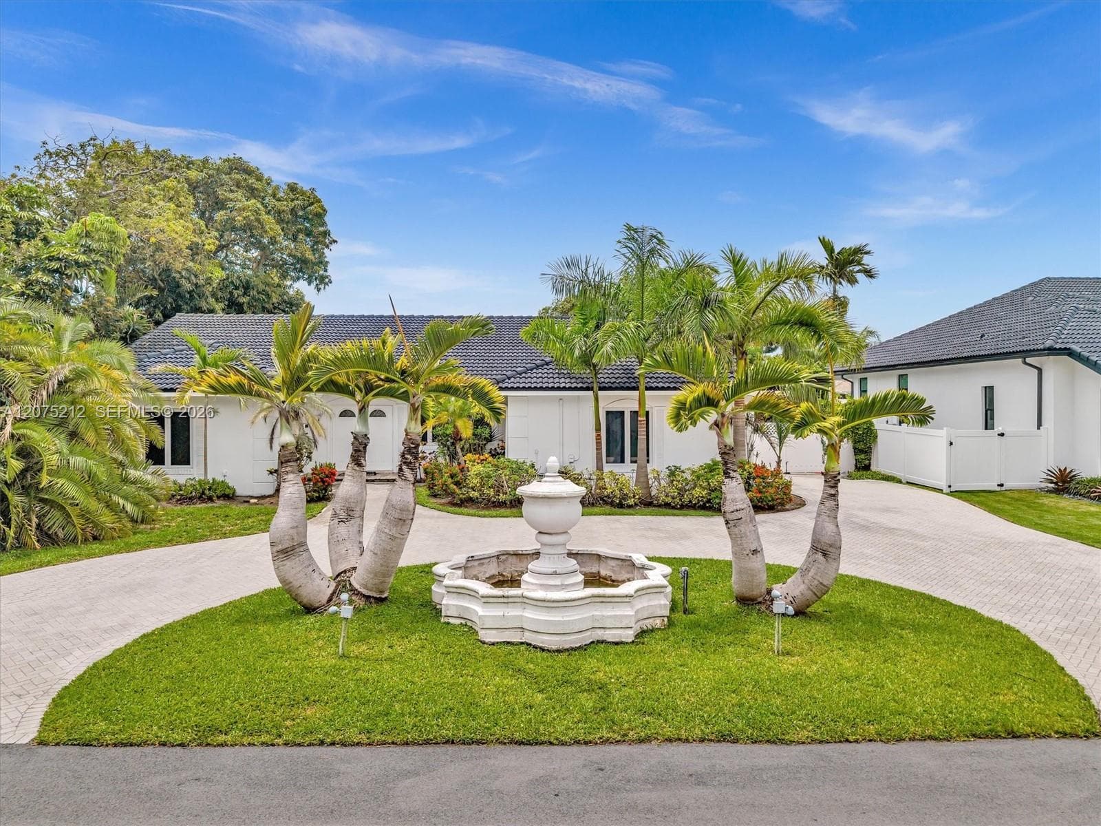 413 Tamarind Dr photo 3