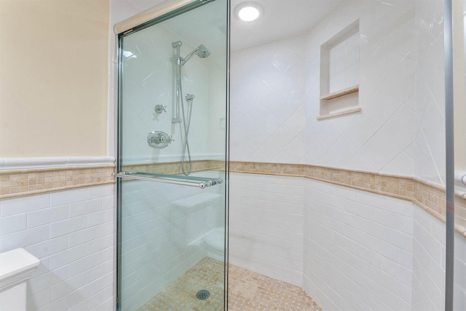 tiara-15c-glass-enclosed-shower-16