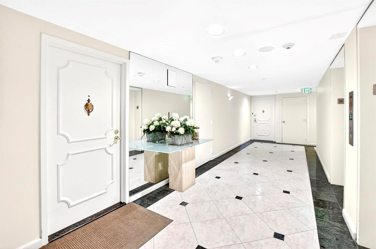 SEMI-PRIVATE VESTIBULE