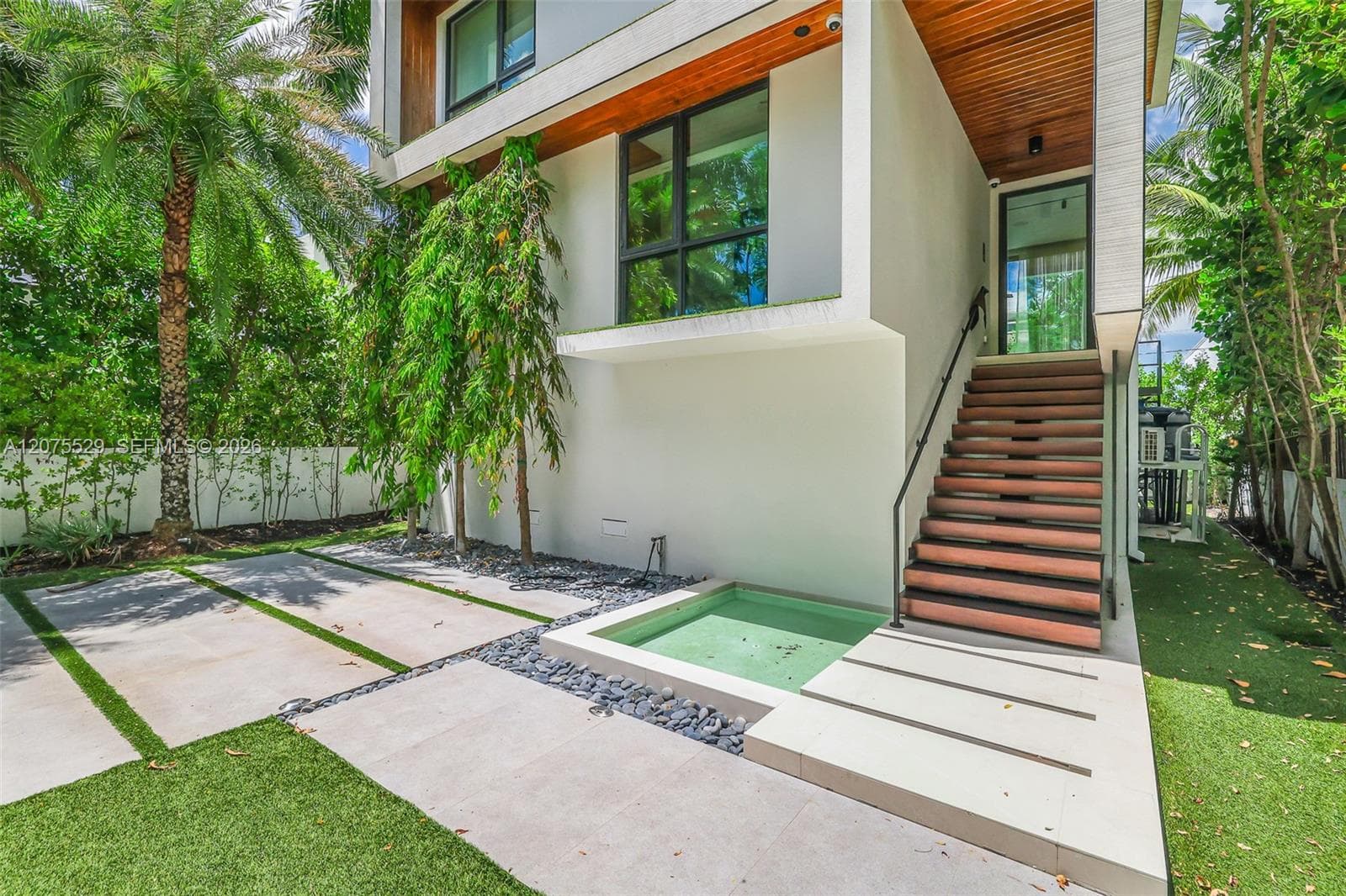 288 Palm Ave photo 3