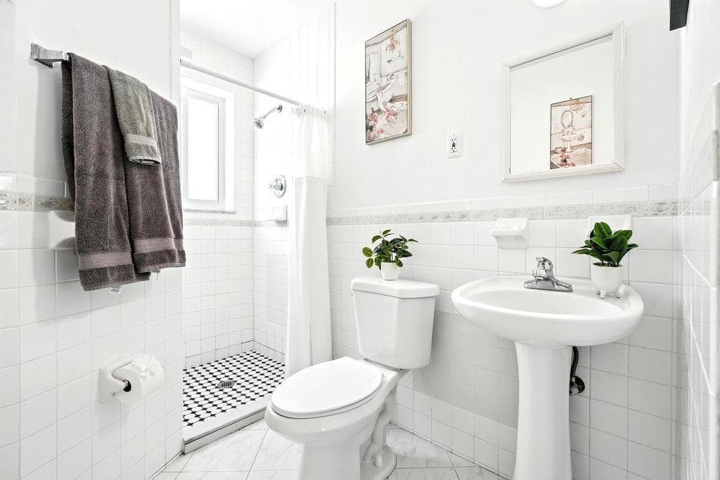 Large all tiled with step in shower