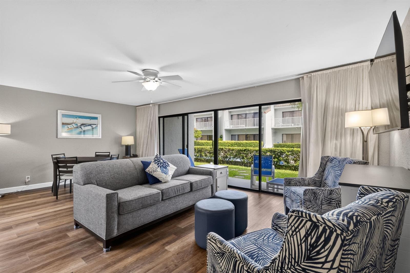 Living Room w/ pullout