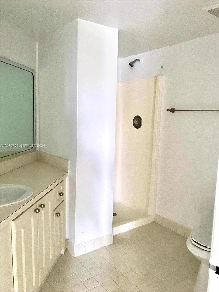 LAS BRISAS COUNTRY CLUB · #F310 in Hialeah - Photo 5