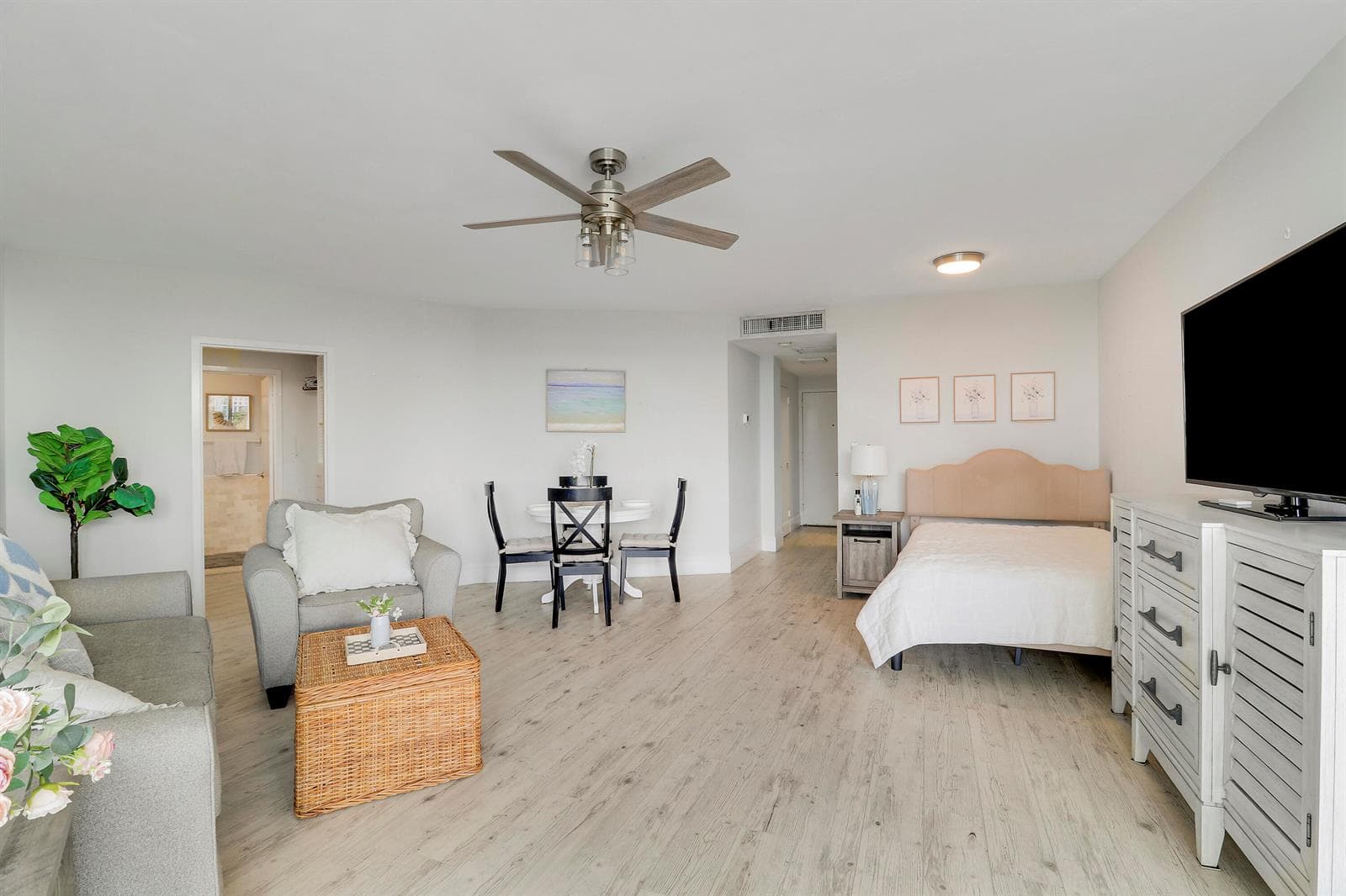 STUDIO/Living,Dining, Bed