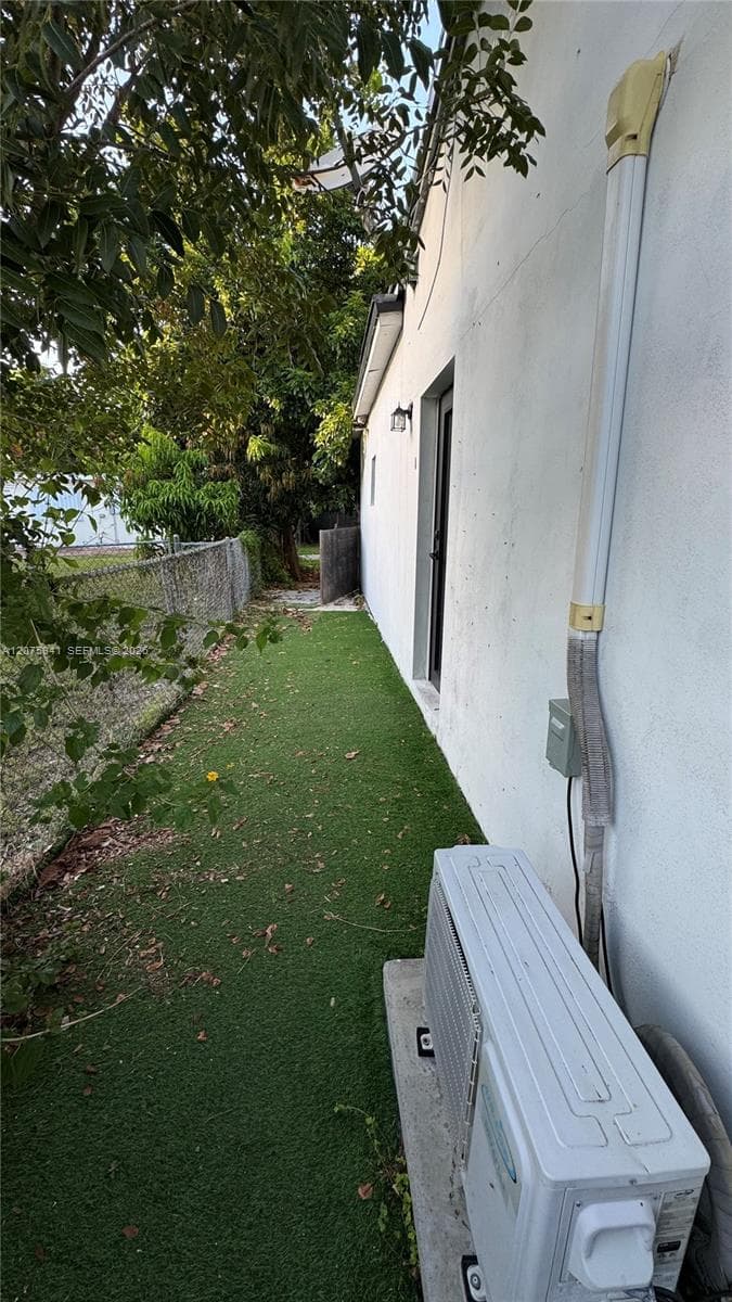 2723 SW 13th St photo 8