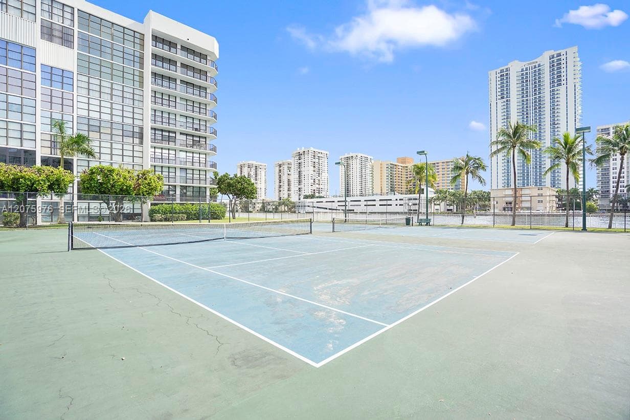 Tennis / Pickleball court