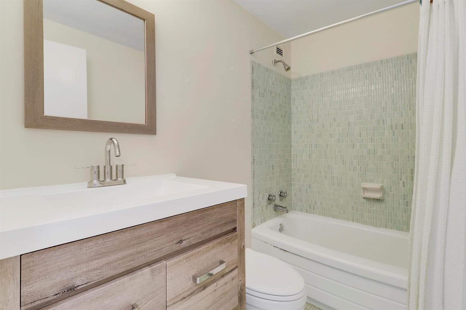 2800 N flaGuest Bath