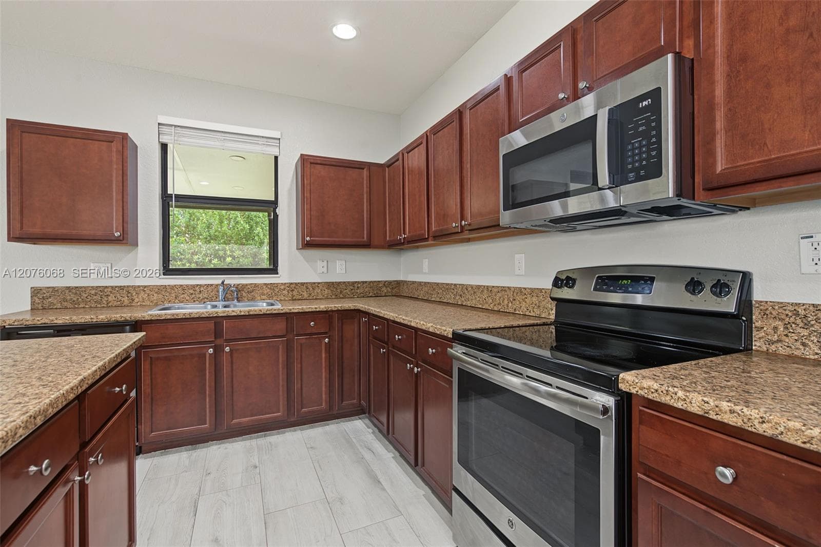 633 SE 35th Ter photo 16