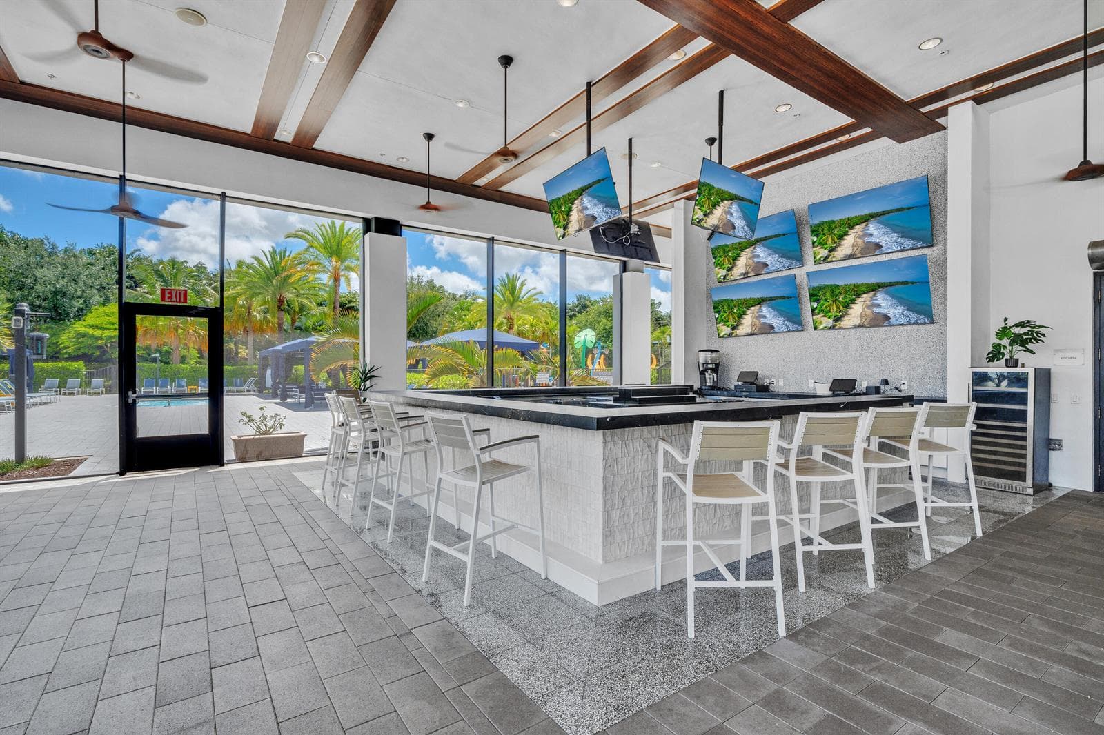 Bistro & pool bar