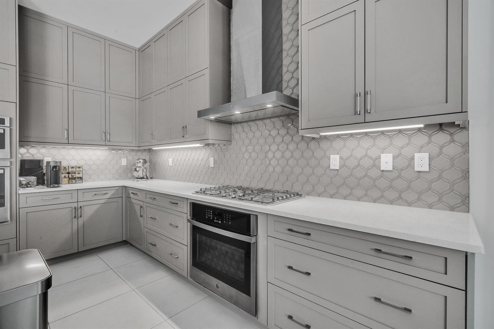 Cooktop, hood & hex backsplash