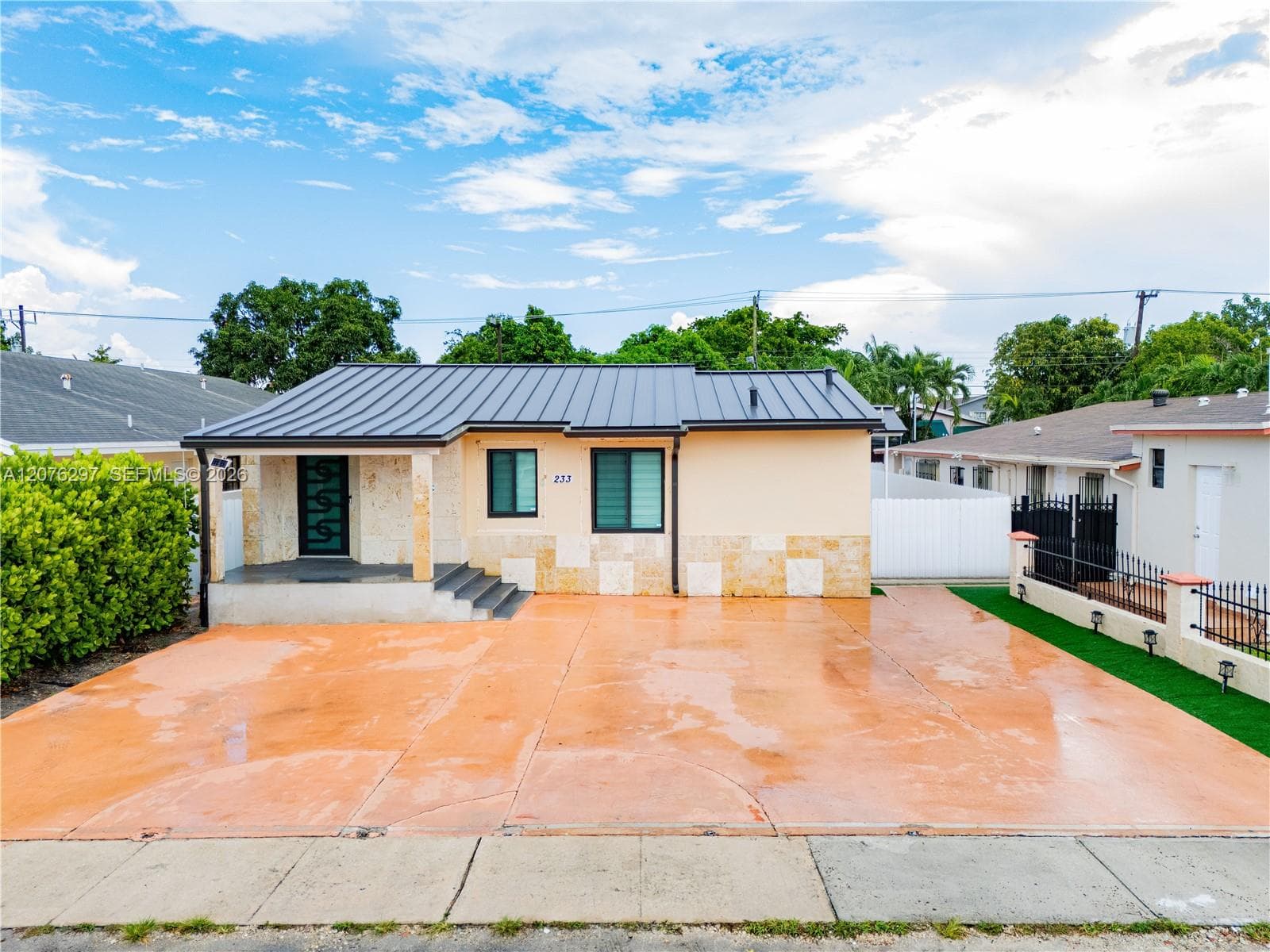 233 W 39th Pl photo 1