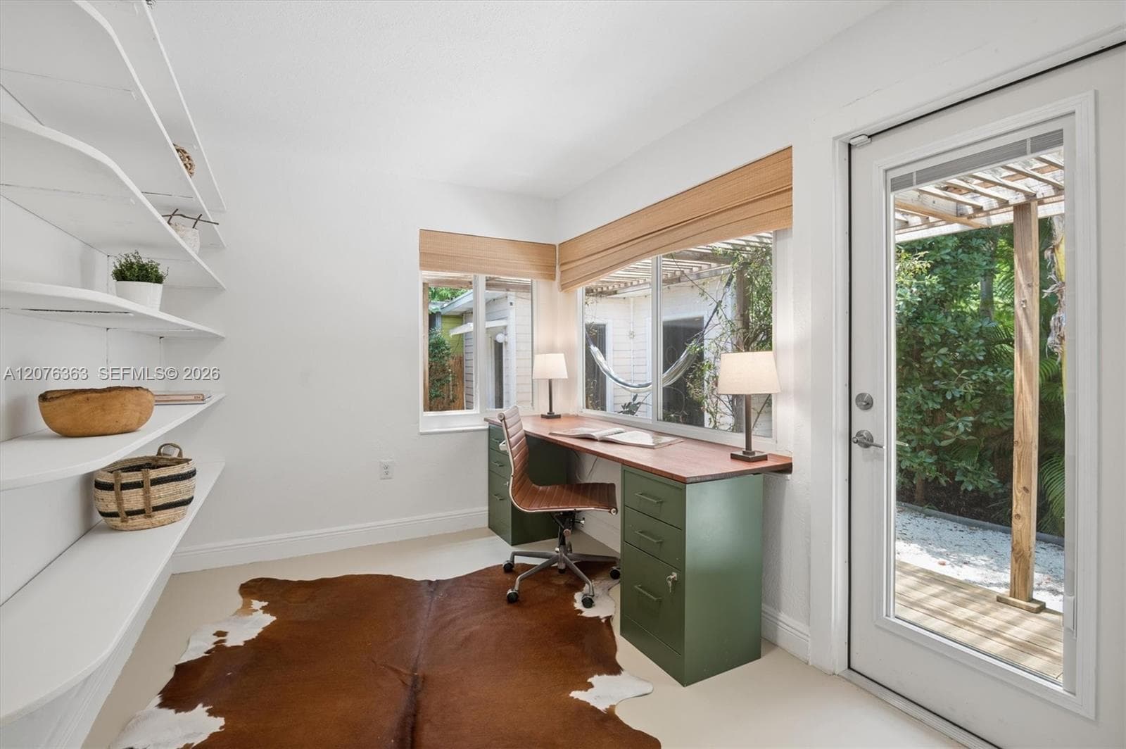 Built-in desk