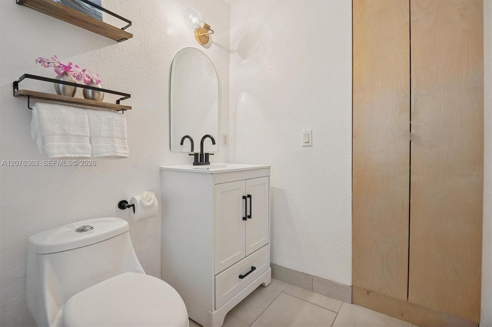 Guest Bath w/Built-In Linen Closet