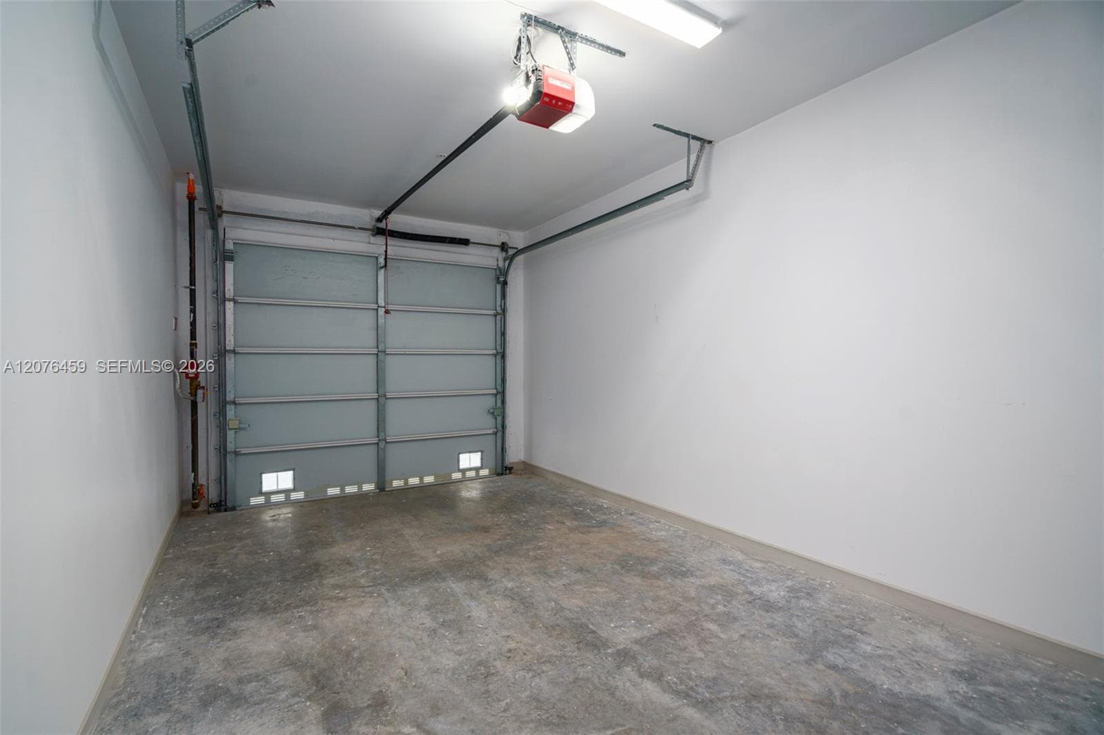 1004 N Riverside Dr photo 12