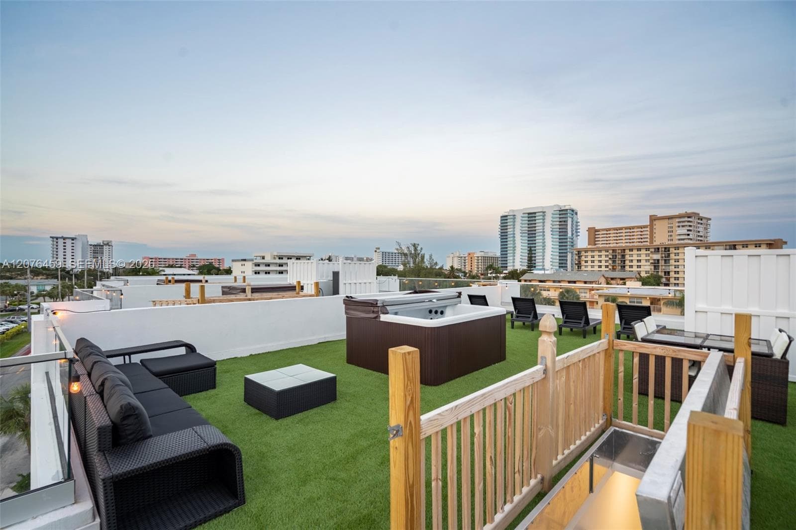 1004 N Riverside Dr photo 36