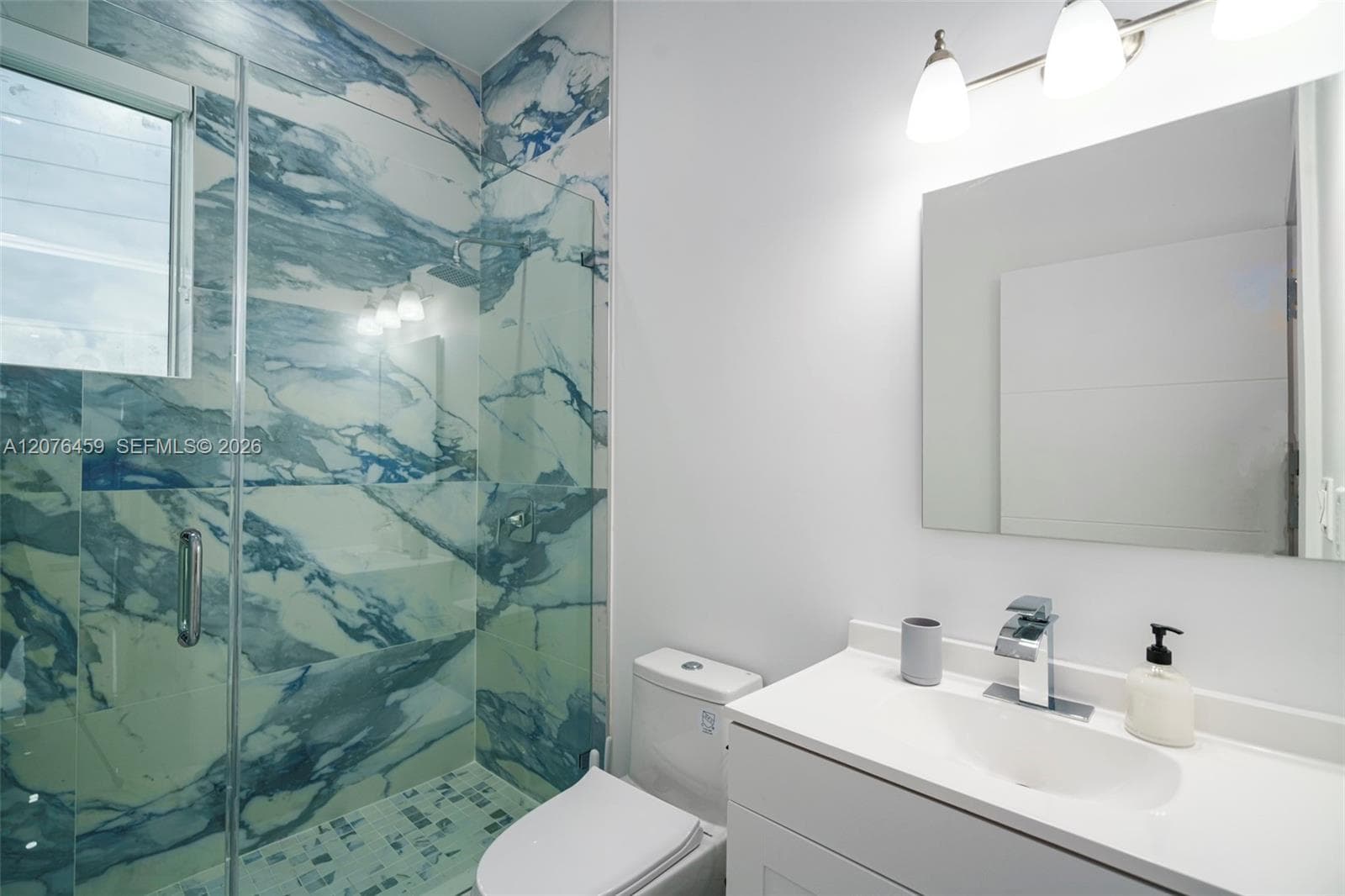 1004 N Riverside Dr photo 20