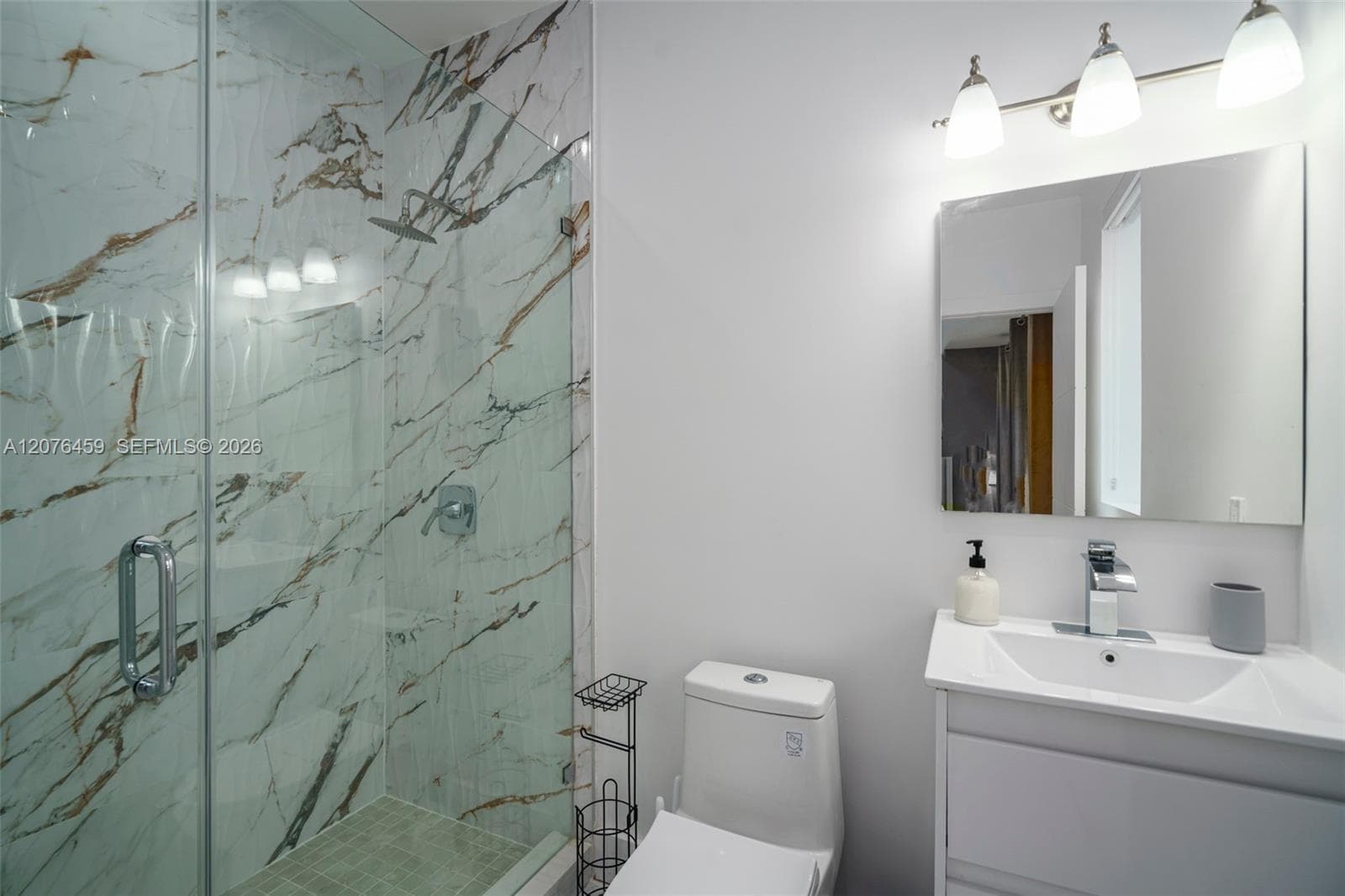 1004 N Riverside Dr photo 10