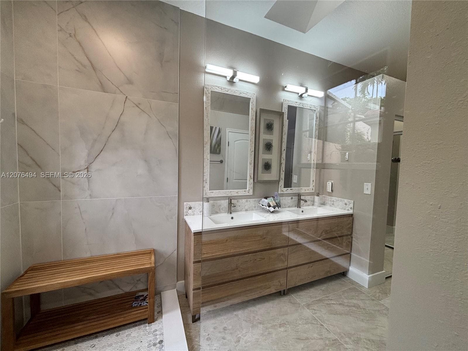 Oversized shower with teak shower bench
