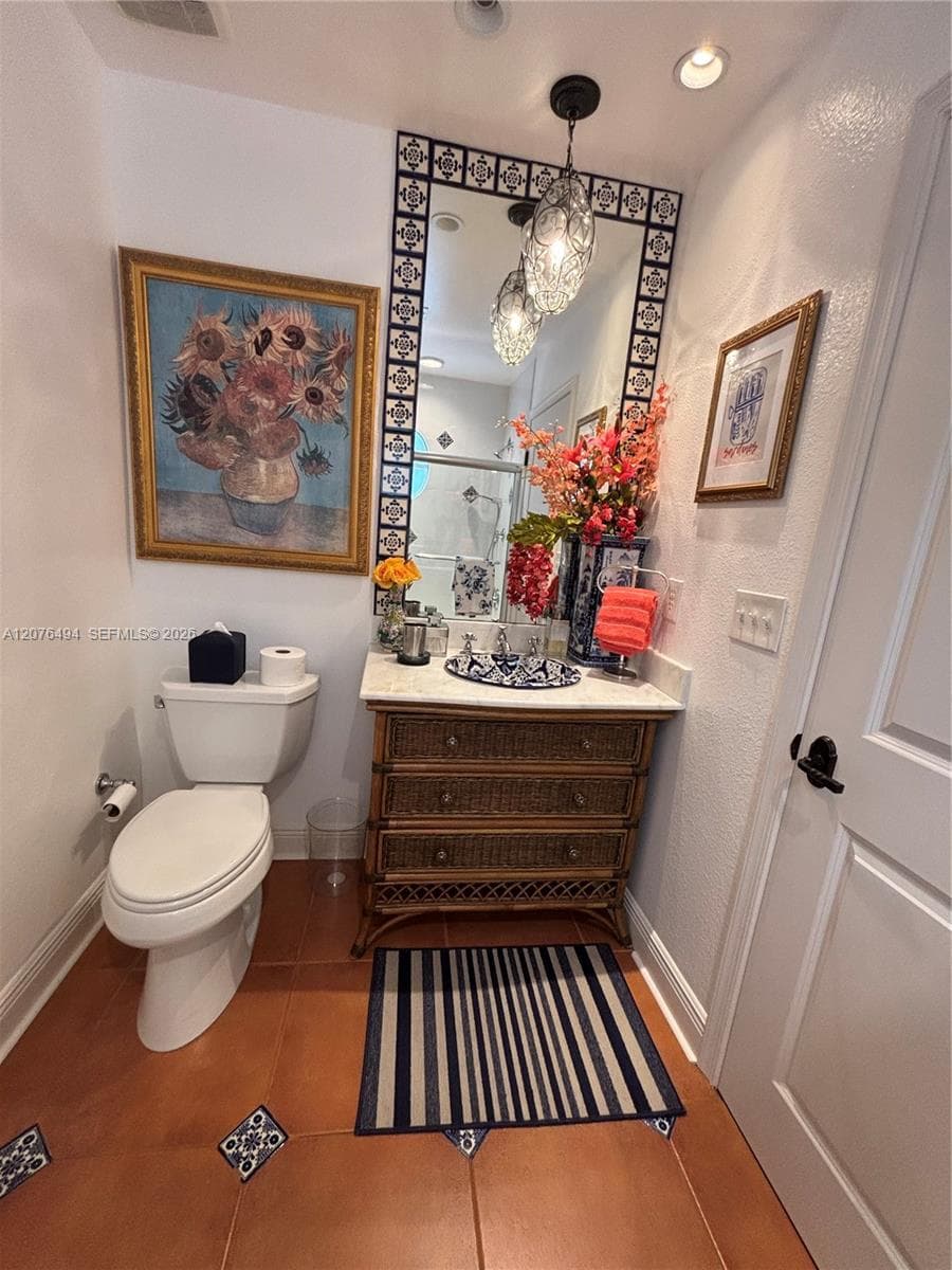 Guest Bath, upstairs